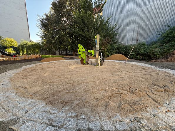 Neue Außenanlagen in der Baumbachstraße Neue Außenanlagen in der Baumbachstraße