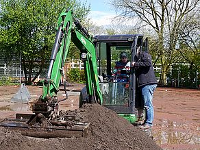 Kurze Einweisung am Bagger