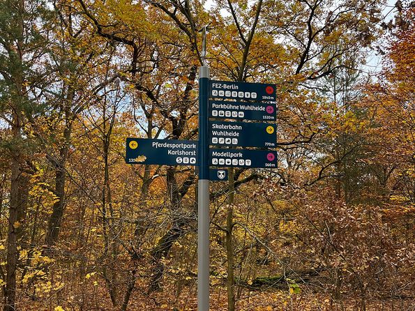 alpina baut neues Wegeleitsystem in der Wuhlheide