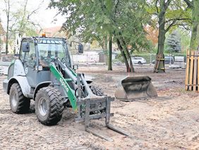 Mit schwerer Technik wurde das alte Material am Ehrenhain bereits abgebrochen.