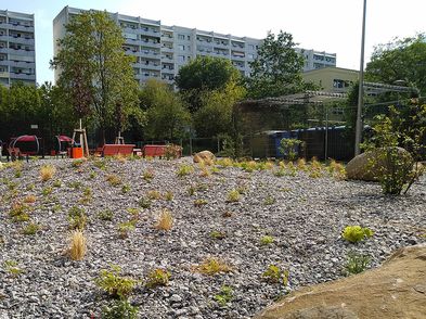 Sportplatz und öffentlicher Stadtplatz Hans-Eisler-Str. in Berlin Prenzlauer Berg