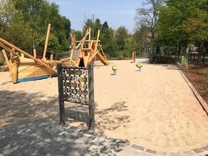 Spielplatz und Werner Klemke Park am Goldfischteich in Berlin Weißensee
