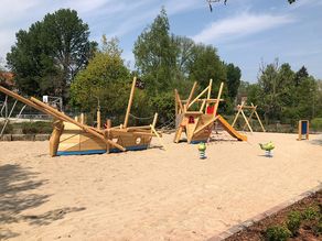 Spielplatz und Werner Klemke Park am Goldfischteich in Berlin Weißensee