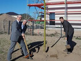 Ludwigsfelde Bürgermeister Andreas Igel zusammen mit Callidus-Geschäftsführer Wolfgang Kleiner und Alpina Geschäftsführer Jürgen Schrabbe