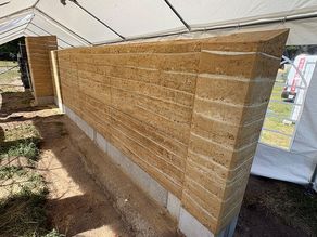 gleichmäßige und geschützte Aushärtung der Stampflehmmauer gleichmäßige und geschützte Aushärtung der Stampflehmmauer