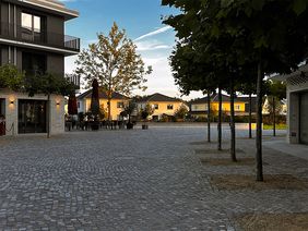 Quartiersplatz mit Platanen