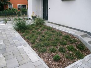 Hauseingangsbereich Heidegarten