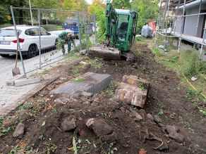 Arbeiten entlang der Straßenfront