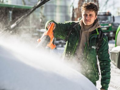 Schneeschieben mit Lilli und Franz - Ausbildung bei uns!