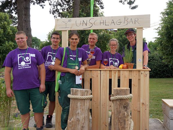 Die drei besten Teams aus Mecklenburg-Vorpommern: Richard Wolff und Nico Schön (Platz 2), die Drittplatzierten Ole Frank und Martin Busse und die Gesamtsieger Kassandra Eißrich und Leonard Sommer (v. l. n. r.) Foto: Kottich 