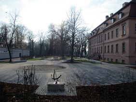 Schulhof der Von-Houwald-Grundschule in Straupitz