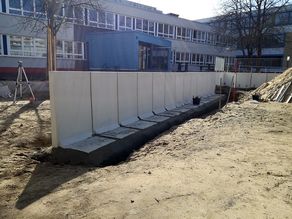 Bau der Stützwand im Innenhof