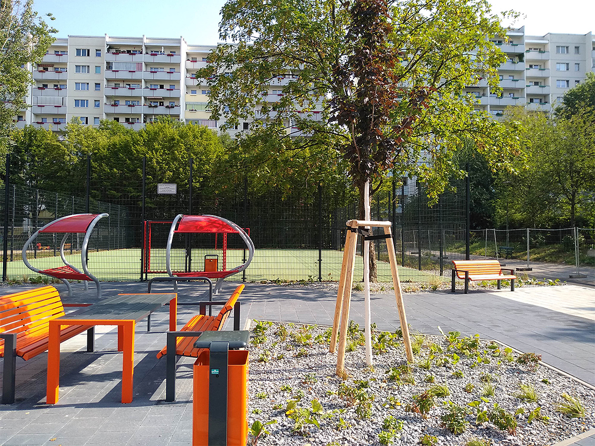 Sportplatz und öffentlicher Stadtplatz Hans-Eisler-Str. in Berlin Prenzlauer Berg