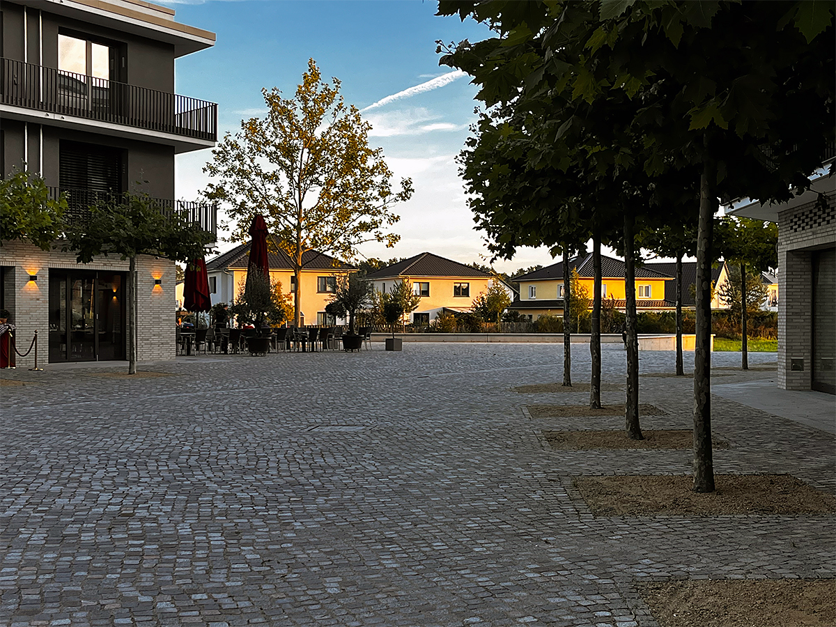 Quartiersplatz mit Platanen