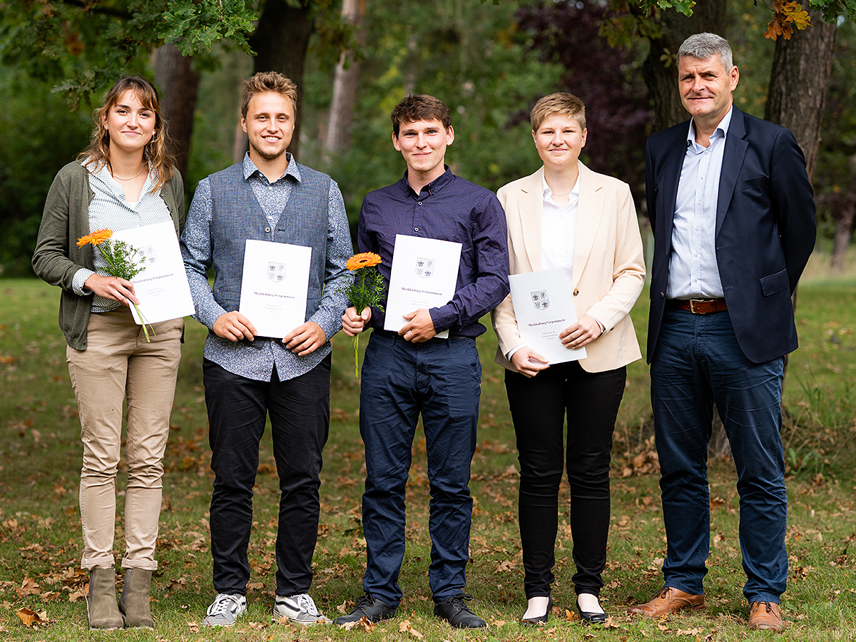 Junge LandschaftsgärtnerInnen aus M-V